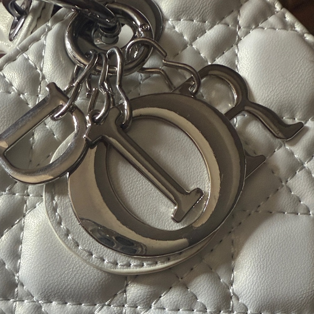 Elegant Cream Designer Handbag - Picture 3 of 3
